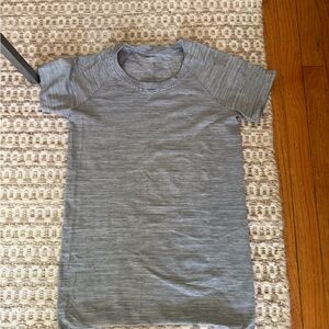 Lululemon swiftly short sleeve size 6